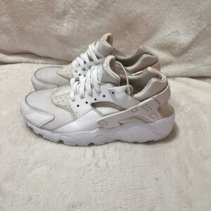 ⚫️ BOGO Nike Huaraches sneakers size 6.5Y